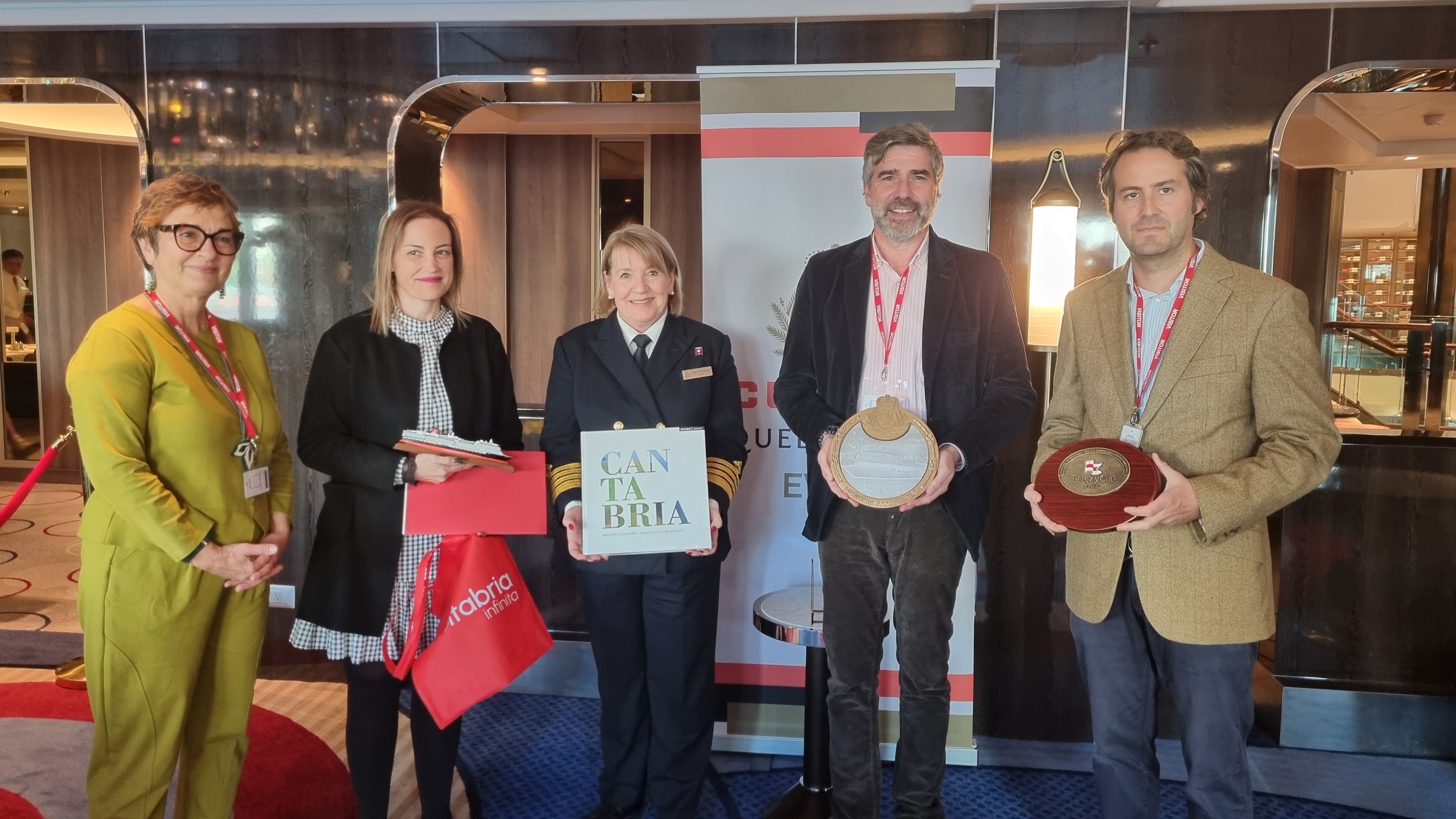 El crucero Queen Anne realiza su primera escala en el puerto de Santander