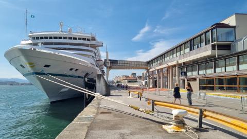 El buque Artania atracado hoy en la Estación Marítima