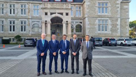 De izq. a dcha: Fernando Bárcena, presidente de la Asociación Internacional de Derecho Portuario; César Díaz, presidente de la APS; Álvaro Rodríguez Dapena, presidente de Puertos del Estado; Benito Núñez, director general de la Marina Mercante y José Antonio Morillo-Velarde, jefe de la Asesoría Jurídica de Puertos del Estado antes del inicio de las Jornadas, en el Palacio de La Magdalena.