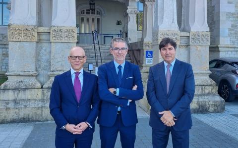 De izq. a dcha: Pedro López, dtor. ejecutivo Región Sur de Ewals Cargo Care (ECC); César Díaz, presidente de la APS y Jaime González, consejero en Cantabria de APD y dtor sr de Desarrollo de Negocio en la Región Sur de ECC.