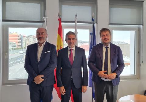 De izq. a dcha: el CEO de Brittany Ferries, Christophe Mathieu; el presidente de la APS, César Díaz y el director de Brittany Ferries en España, Roberto Castilla, durante la reunión mantenida en la sede de la APS.