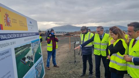 El presidente de la APS, en Raos 9, explicando la obra a las autoridades.