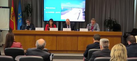 De izq. a dcha: Mario Sommariva, Marta Pontes; Miguel Jiménez, director de Diario del Puerto y César Díaz durante la mesa redonda