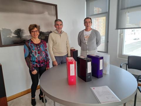 De izq. a dcha.: Juan., Díaz y Penedo durante la entrega de las obras de la VI edición de Mini Print Cantabria.