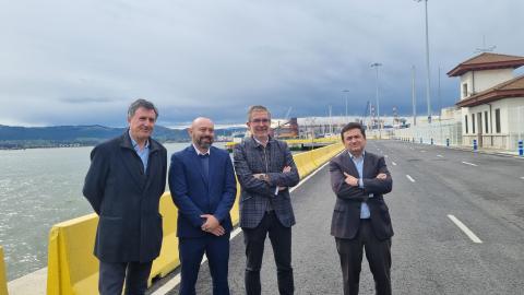 De izq. a dcha.: Francisco Fernández Mañanes, delegado especial del Estado en el Consorcio de la Zona Franca; Carlos Rocha, director del Consejo Estatal de Ciencia y Tecnología del Estado de Colima; César Díaz, presidente de la APS y Santiago Díaz, director de la APS, en el Puerto de Santander