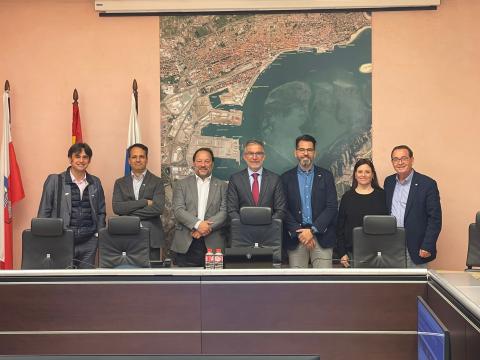 el presidente de la APS, César Díaz (4º por la dcha), recibe a miembros de AET encabezados por su presidente, Juan Manuel Martínez Mourin (3º por la dcha).