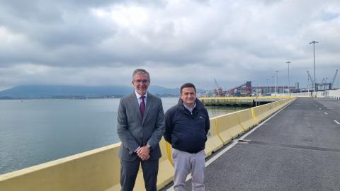 De izq. a dcha.: César Díaz, presidente de la APS y Santiago Díaz Fraile, director de la APS, durante la presentación del Plan Estratégico del Puerto de Santander.