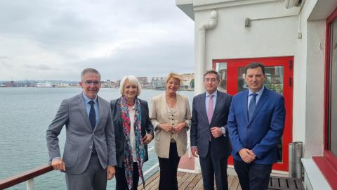De izq. a dcha: Díaz, Martínez, Miranda, el presidente de la Autoridad Portuaria de Sevilla y vicepresidente de RETE, Rafael Carmona y el presidente de la Autoridad Portuaria de Huelva, Alberto Santana tras la presentación de las jornadas.