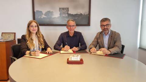 de izq. a dcha: Helena Calva, directora de operaciones de Panssari; César Díaz, presidente de la APS y Luis Incera, director de la terminal de Noatum.
