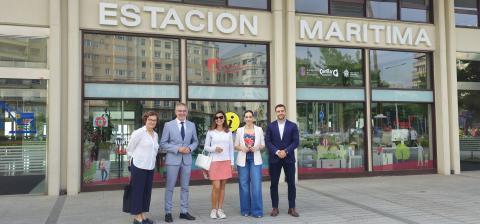 De izq. a dcha: Sophie Lanos, responsable cruceros APS; César Díaz, presidente APS; Susanna Capacio, responsable de itinerarios por el Oeste/Norte de Europa para SilverSea; María Saiz, directora general de Turismo del Gobierno de Cantabria y Francisco José Arias Rivero, concejal de Turismo Ayuntamiento de Santander en su visita a la Estación Marítima.