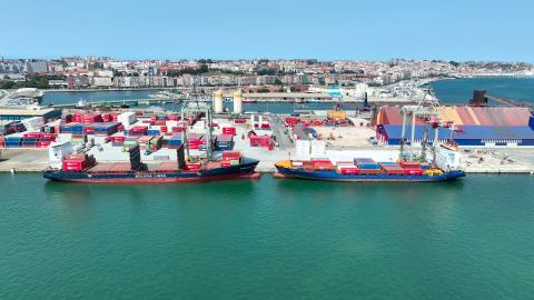 Buques portacontenedores en el puerto de Santander