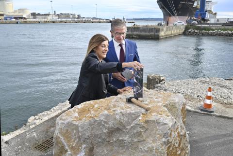 Sáenz de Buruaga y Díaz Maza ante la primera piedra del muelle de Raos 6