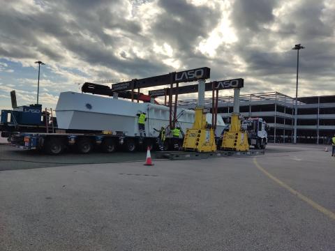 Carga de un rotor de Iberdrola en el puerto de Santander
