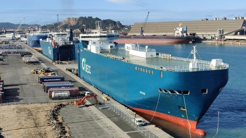 Tres buques portavehículos de la naviera UECC han coincidido hoy en el muelle de Raos 8 del puerto de Santander