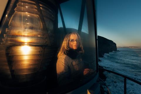 Mar Vidal en la linterna del faro de El Pescador. Foto: David Carretero Blake. Crédito obligatorio.