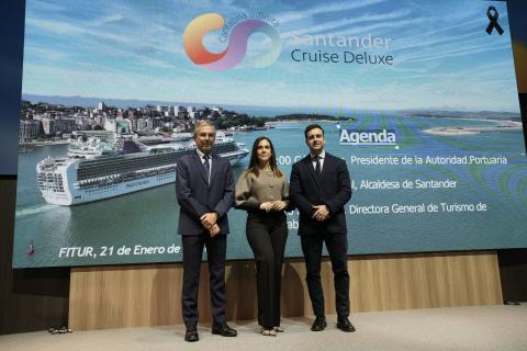 De izq. a dcha: Díaz, Saiz y Arias antes de la presentación de Santander Cruise Deluxe en FITUR 2026