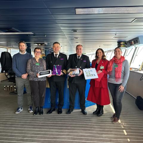 De izq. a dcha: José Sánchez-Barcaiztegui, representante de Pérez y CÍA; Sophie Lanos, representante de la APS; Viacheslav Kolesnykov, capitán del barco; Almilcar Amaro, hotel director del Ambition; Carolina Gómez Paniagua, representante de CANTUR y Paz Cimadevilla, representante del Ayuntamiento de Santander durante la entrega de la metopa
