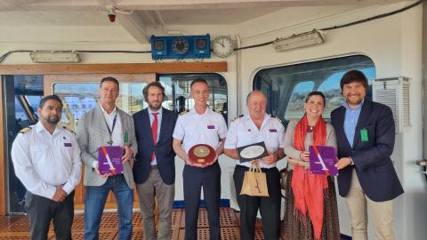 El capitán Aune Egil (tercero por la derecha), recibe una metopa conmemorativa y varios obsequios por parte de la delegación de Santander Cruise Deluxe -Patricio Arrarte, de la APS (2º por la izquierda); José Ramón Alvarez, de Cantur (1º por la derecha) y Paz Cimadevilla, del Ayuntamiento de Santander (2ª por la derecha), y por el representante de Pérez y Cía, José Sánchez-Barcáiztegui