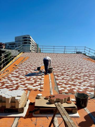 Colocación piezas cerámicas de la marquesina del control de acceso urbano del Puerto