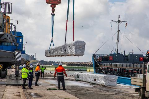 Labores de estiba en el puerto de Santander