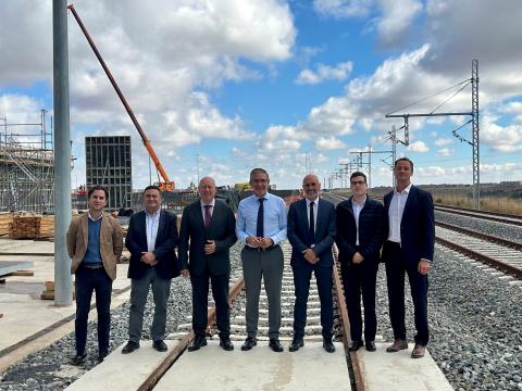 La delegación cántabra, encabezada por el presidente de la APS -en el centro-, junto a los responsables del Puerto Seco de Salamanca. Pablo Hoya, gerente de  Zaldesa, tercero por la derecha.